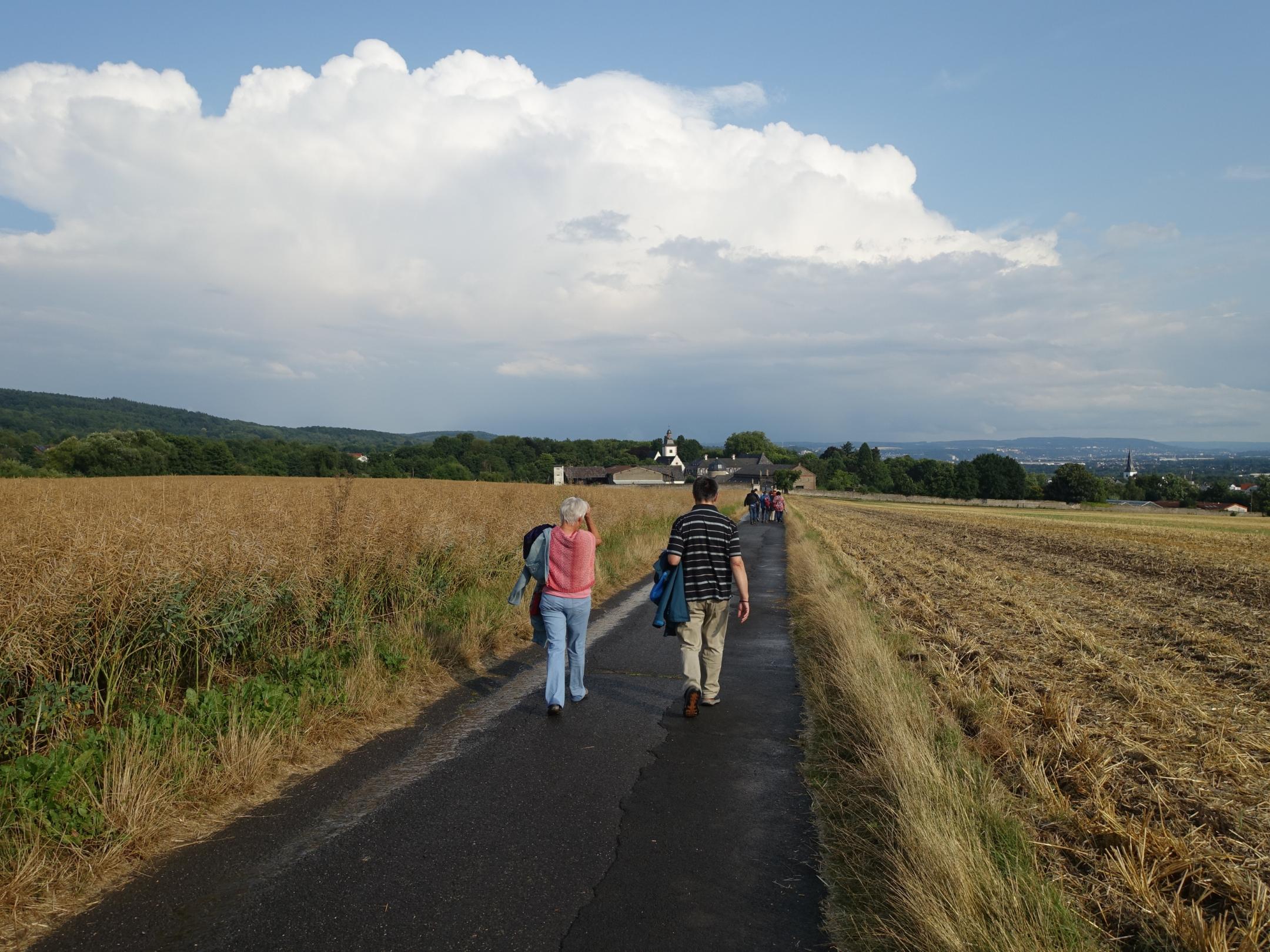 Pilgern auf Abtei Rommersdorf zu