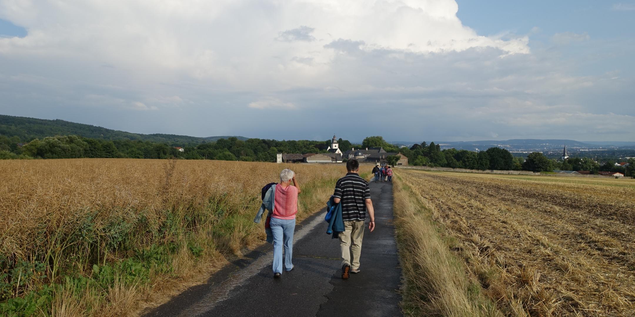 Pilgern auf Abtei Rommersdorf zu