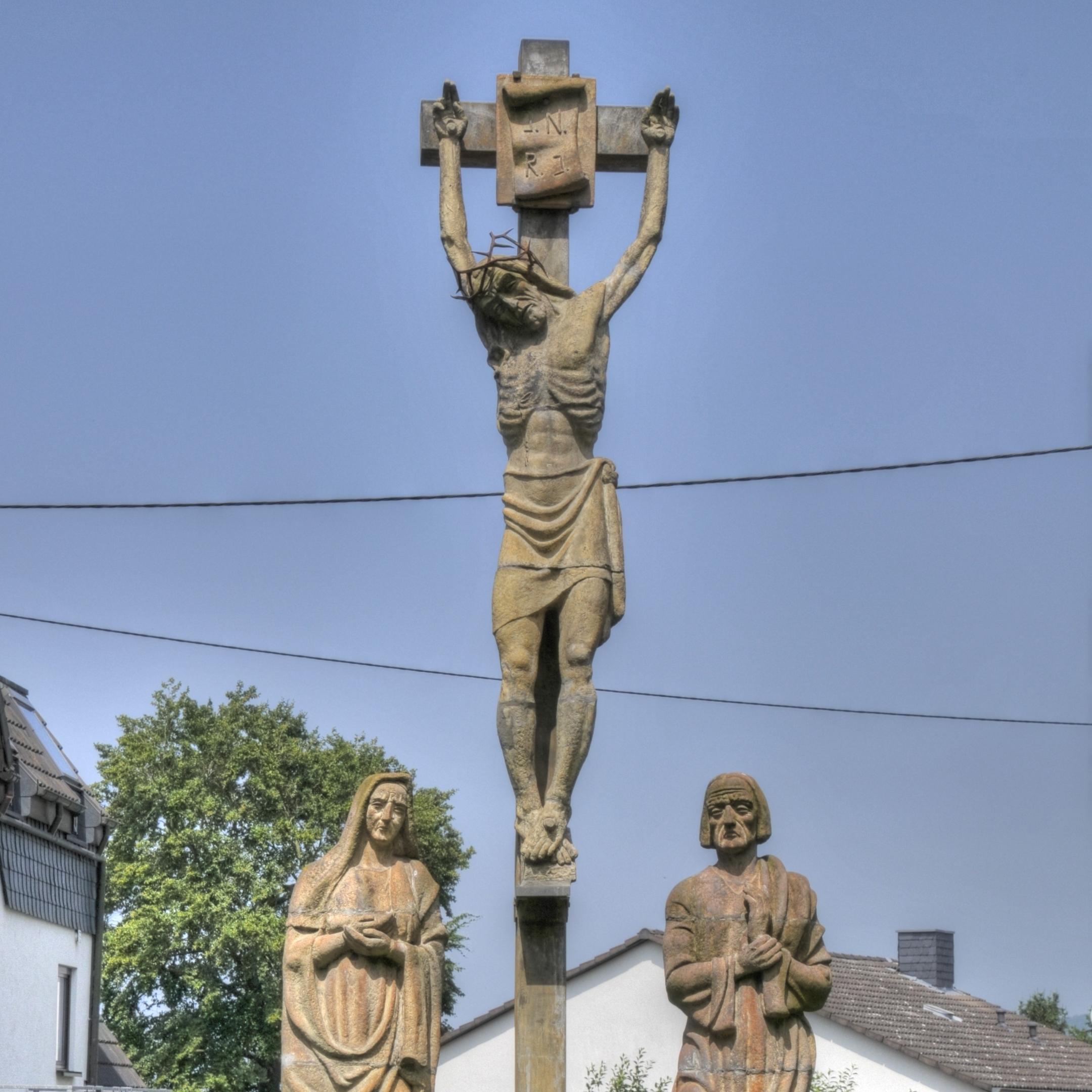 Hochkreuz an der kath. Kirche St. Suitbert