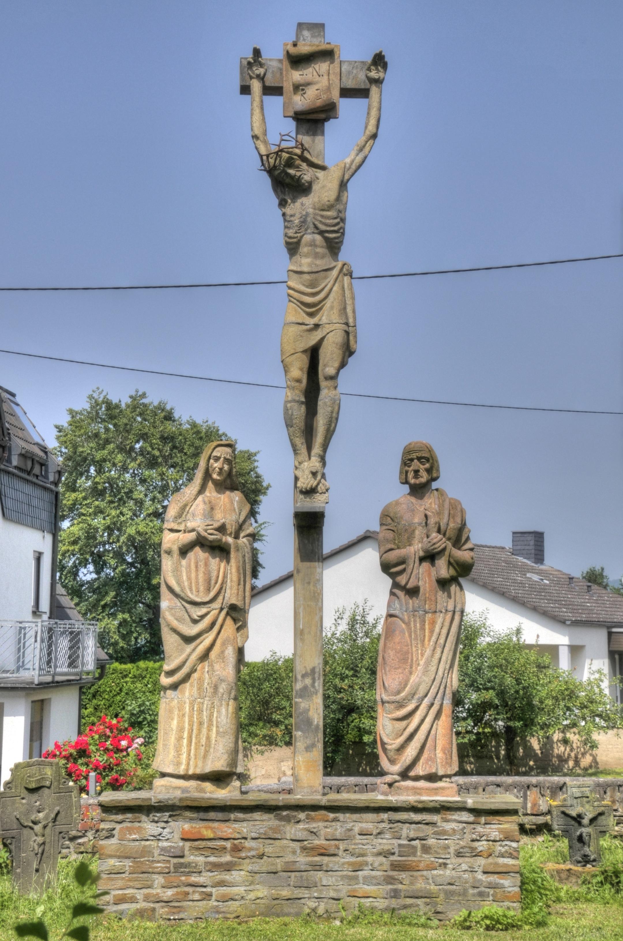 Hochkreuz an der kath. Kirche St. Suitbert